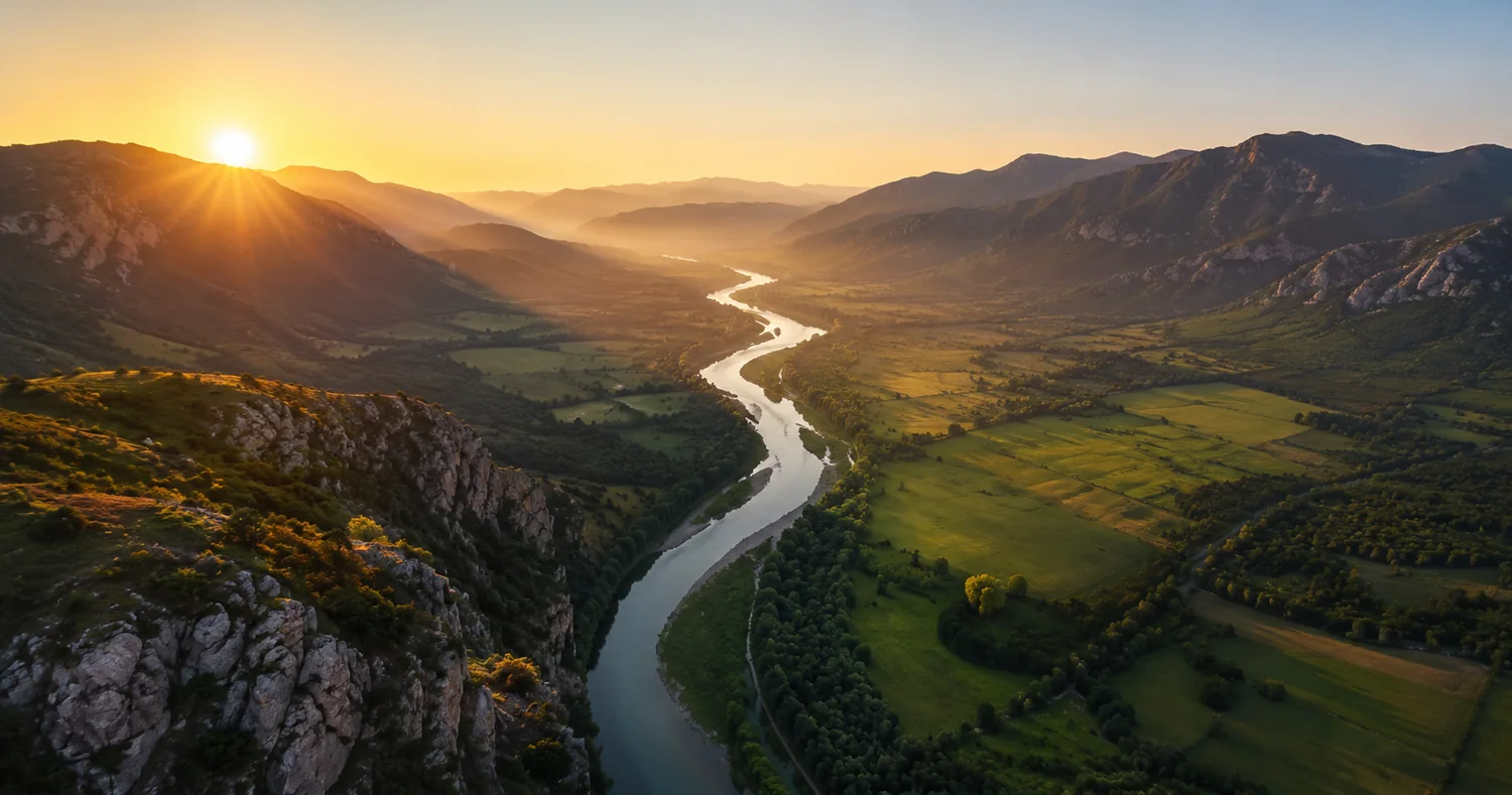 Vue aérienne d'un paysage spectaculaire observé depuis un drone au lever du soleil